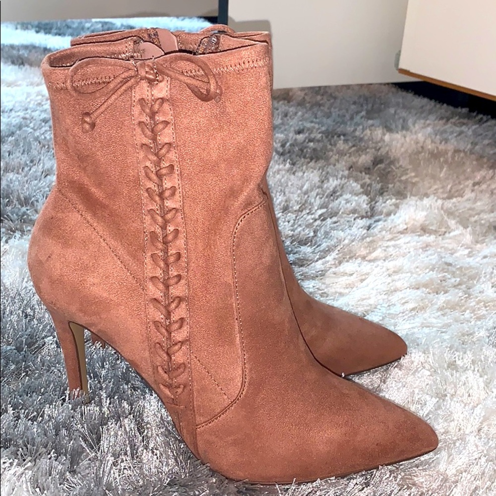 Stitched detail heel